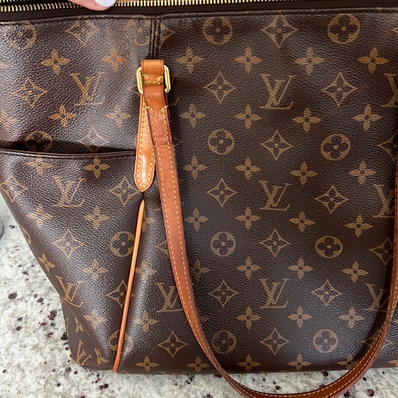Louis Vuitton tote bag with side pockets and zipper - Picture 5 of 8